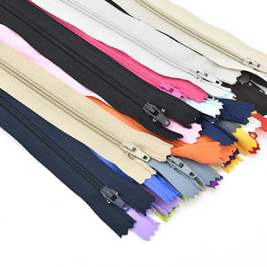 Fermeture éclair en nylon à extrémité ouverte personnalisée en usine, fermeture éclair en nylon à extrémité fermée argentée/dorée pour manteau - Product Image 2