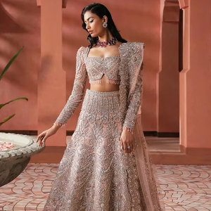 Lehnga Choli de mariée sculptural de qualité supérieure du Pakistan, rose poudré, avec des épaules rembourrées structurées et audacieuses, et des détails complexes - Product Image 1