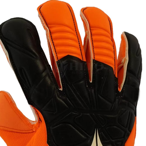 Guantes de portero de fútbol de látex naranja y negro de diseño personalizado de primera calidad con látex alemán en relieve y correa de látex de corte negativo. - Product Image 4