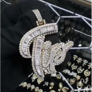 สร้อยคอจี้เพชรโมอิสซาไนต์แบบฮิปฮอป ตัวอักษรโลโก้แบบกำหนดเอง ตัวอักษรแฟนซี เงินแท้ 925 เพชรทรงบาแกตต์ VVS จี้ชื่อสำหรับงานปาร์ตี้ - Product Image 1