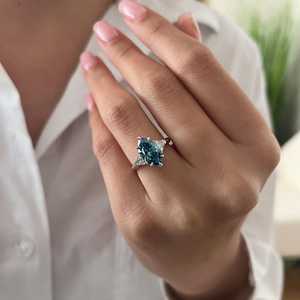 Anillo de tres piedras con moissanita de corte marquesa azul vibrante de 2 quilates para unisex, plata 925 original, regalo de boda o fiesta para ella - Product Image 4