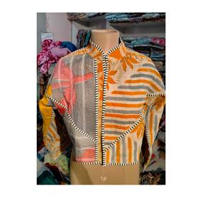 Chaqueta de Invierno Reversible y Transpirable Acolchada Kantha de Colores Surtidos Vintage para Mujer, Hecha a Mano con Algodón, Talla Única, Textiles Jaif - Product Image 6