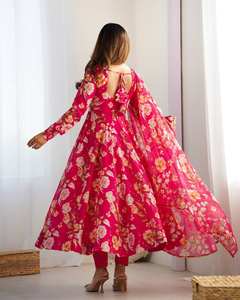 Présentation du nouveau Pishwas en faux georgette de créateur, magnifiquement orné de sequins et de broderies, avec bordure en dentelle brodée sur le côté, prêt à porter. - Product Image 2