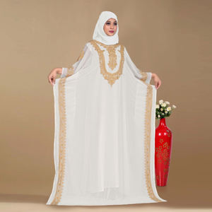 Kaftan modeste en mousseline brodée avec une encolure avant ornée, des bordures latérales détaillées, silhouette drapée longue jusqu'au sol pour les occasions de l'Aïd - Product Image 4