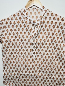 ผ้าหรูหรา 100% ผ้าฝ้าย สีน้ำตาล เสื้อครึ่งแขนสั้นสไตล์ชาติพันธุ์สำหรับผู้ชาย |   ชุดคุर्ตาพิมพ์ลายดอกไม้ด้วยมือ สไตล์ราชวงศ์แบบดั้งเดิม - Product Image 5