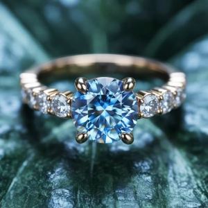 Anillo de Compromiso, Boda y Propuesta de Matrimonio de Lujo con Moissanita Azul Redonda en Engaste de Oro sobre Plata de Ley 925 - Product Image 1