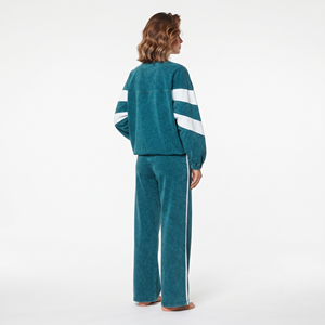 Conjunto Casual Personalizado de Sudadera Oversize con Cuello Redondo y Pantalones Rectos con Lavado Ácido y Diseño Chevron para Mujer - Product Image 4