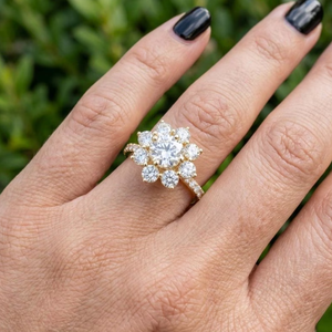 แหวนหมั้นเพชรสร้างในห้องปฏิบัติการ Sparkledge Creation ดีไซน์ทันสมัย 3 กะรัต ทอง 10K/14K/18K ระดับความสะอาด E VVS2 VS1 ประดับเพชรแบบ Floral Cluster Channel Pav Set - Product Image 3