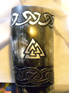 Corne à boire sculptée et polie, style viking et religieux indien, avec motif animal, par Crafts Galore, authentique, artisanale, pour décoration intérieure - Product Image 2