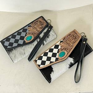 กระเป๋าสตางค์หนังแท้ลายตารางแบบตะวันตก พร้อมช่องใส่บัตรและเงินสด ประดับด้วยหินเทอร์ควอยซ์  งานแกะสลักด้วยมือ  พร้อมสายคล้องมือสำหรับผู้หญิง - Product Image 5