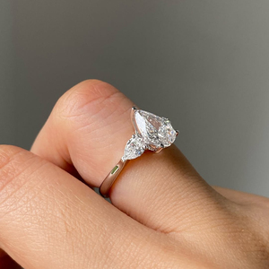 Bague de fiançailles en or 14 carats avec trois pierres en diamant de laboratoire de forme poire de 2 carats, design élégant, classique et intemporel - Product Image 3
