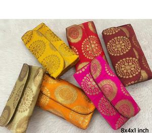 Elegante Bolso de Mano de Brocado Hecho a Mano para Mujer, Estilo Tradicional Potli de Seda con Diseño Floral Dorado Zari, Sobre para Regalo - Product Image 2