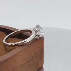 Anillo de Compromiso Solitario Clásico de Oro de 18K y Plata de Ley 925 con Diamante Cultivado en Laboratorio de Corte Redondo de 6 Puntas - Product Image 2