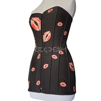 Overbust-Stahlkorsett-Kleid aus schwarzem Neopren mit roten Kuss-Aufklebern für Sommerpartys und Clubwear mit natürlicher Taillenlinie