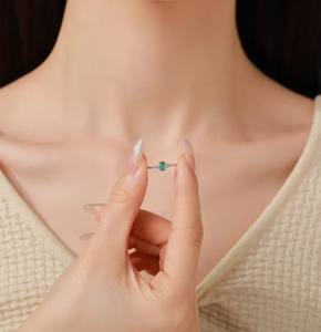 Anillo Vintage de Plata de Ley con Circonita Cúbica Verde Esmeralda Pequeña, Anillo Delicado con Esmeralda en Corte Baguette - Product Image 5
