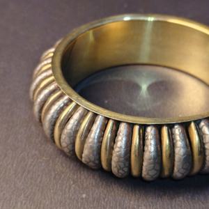 Bracelet texturé en métaux mélangés avec perles alternées en laiton et argenté - Style ethnique tribal - Manchette artisanale - Fait main - Product Image 5