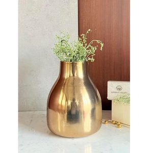 Vase de sol artisanal en laiton, moderne, gravé Meenakari, finition polie, embellissement en cristal, écologique, haut, pour la maison et le bureau - Product Image 2