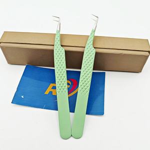 Pinzas Profesionales de Color Verde Mate con Mango Antideslizante de Diamante y Ángulo de 90 Grados para Crear Abanicos Perfectos, con Agarre Fuerte y Caja - Product Image 5