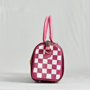 Bolsa de Viaje de Cuero a Cuadros Rosa y Blanco con Panel de Piel de Vaca en Forma de Corazón, Cierre de Cremallera, Estilo Lujoso - Product Image 3