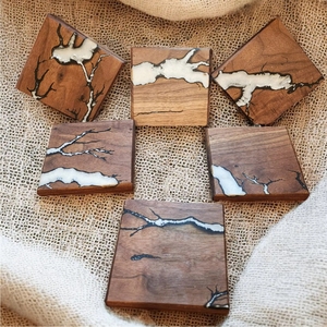 Posavasos de madera de nogal hechos a mano con resina epoxi, juego de posavasos Teal River, posavasos de lujo con logotipo personalizado para vasos de cerveza, para el hogar y la oficina. - Product Image 2