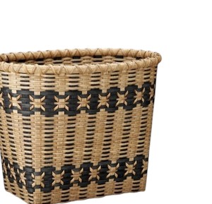 Cesta de ratán natural y negro de moda, contenedor de almacenamiento tejido a mano, cesto decorativo para un estilo de hogar contemporáneo. - Product Image 2