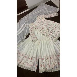 Ensemble haut-bas et dupatta pour femmes de marque avec travail de sequins et de fils zari - Product Image 2
