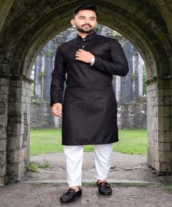 Kurta de Algodón Negro para Hombre con Pajama Blanco, Traje Tradicional para Boda, Largo hasta la Rodilla, Corte Regular, Estilo India Pakistán 63196 SPAR-SR - Product Image 1