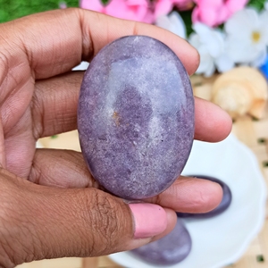 Pierre de paume ovale en Lépidolite naturelle, gravée à la main, de luxe, cristal violet de guérison, Reiki, méditation, soulagement du stress, décoration - Product Image 3