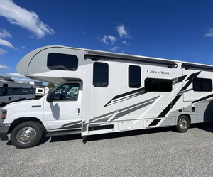 Autocaravanes de Luxe Confortables d'Occasion 2023 2024 2025 2026 T-H-O-R RV M-O-T-O-R C-O-A-C-H QUANTUM KW29 - Product Image 2