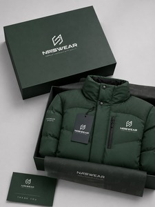 เสื้อแจ็คเก็ตพัฟเฟอร์สีเขียวสำหรับผู้ชาย กันลม ผลิตจากโพลีเอสเตอร์ เหมาะสำหรับฤดูหนาว สไตล์สปอร์ต มีซิปปิดและโลโก้ คอตั้ง ทรงปกติ - Product Image 6