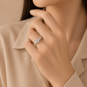 Anillo de Moissanita con Acento Floral de 1 CTW en Oro Blanco, Regalo de Aniversario - Product Image 6