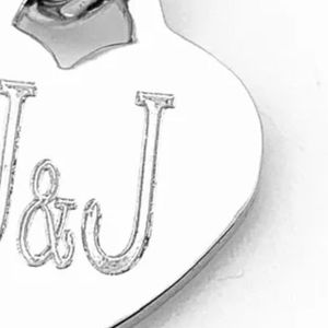 สร้อยคอจี้หัวใจสีเงินพร้อมตัวอักษร J&J แกะสลัก ดีไซน์โลหะขัดเงา โซ่เส้นเล็ก เครื่องประดับแฟชั่น ของขวัญสำหรับผู้หญิง - Product Image 5
