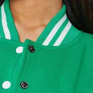 Chaqueta Universitaria OEM para Mujer, Mangas de Cuero Sintético, Estilo Letterman con Parches de Chenilla, Bordado de Béisbol - Product Image 4