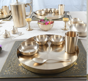 Ensemble de thali traditionnel en bronze Kansa comprenant une assiette plate, trois bols, un gobelet et une cuillère courbée, à prix de gros. - Product Image 6