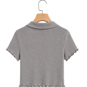 เสื้อโปโลครอปผู้หญิงสีเทาแบบกำหนดเอง ผ้าถักลายริบ แขนสั้น ทรงเข้ารูป คอวี ชายเสื้อแบบลีทเช่ ยืดหยุ่น สวมใส่สบาย แฟชั่นฤดูร้อน - Product Image 2