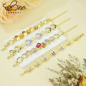 Exclusivo y Elegante Brazalete de Cristal Color Latón para Mujer, Chapado en Oro de 14k, con Forma de Corazón y Mariposa, Esmaltado, Hecho a Mano - Product Image 5