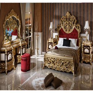 Ensemble de chambre à coucher King Size en teck de style italien, finition rouge et or de luxe, mobilier de chambre moderne au design doré. - Product Image 1