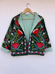 Veste en velours vert foncé artisanale, broderie florale rouge vibrante Suzani de qualité supérieure, vêtement d'hiver de luxe, style bohème chic, ouverte sur le devant - Product Image 2