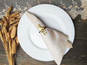 Anneau de serviette en bois classique, utilisé pour une décoration de table élégante dans les configurations de repas à domicile. Vente en gros d'anneaux de serviette en provenance d'Inde. - Product Image 2