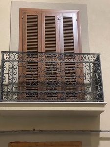 Rampe de balcon en fer forgé avec un motif exquis ; facile à assembler, résistante à la rouille et adaptée à une utilisation en extérieur. - Product Image 3
