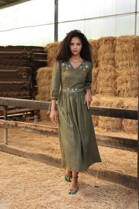Vestido midi bohemio chic verde oliva de lino bordado con mangas tres cuartos, cuello en V floral, corte en A, estilo cottage core para mujer - Product Image 4