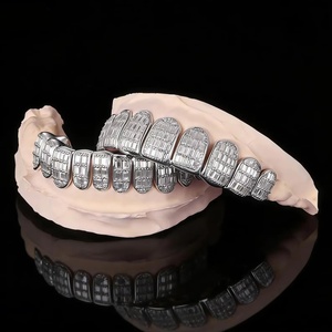 AMBER JEWELS T-813 ชุดฟันปลอมฮิปฮอปทองคำแท้ 14k รับรองโดย IGI ประดับเพชรทรงเหลี่ยมมรกตแบบฝังหนามเตย สำหรับทุกเพศทุกวัย - Product Image 3