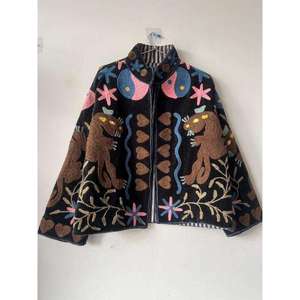 Chaqueta vintage de terciopelo marrón Suzani bordada con motivos de animales y corazones, estilo bohemio con cuello alto, ropa de abrigo de invierno para mujer. - Product Image 1
