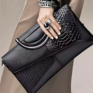 Bolso de Mano de Cuero Genuino Premium para Mujer, Elegante Bolso Negro Texturizado con Cierre de Cremallera, Asa de Metal Plateado y Correa Cruzada - Product Image 5