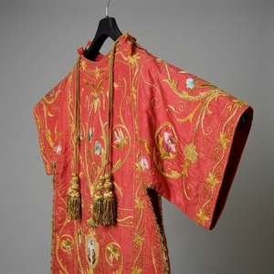 Vestimenta Dálmatica Roja de Lujo con Bordado, Túnica Tradicional Litúrgica para Sacerdotes, Sotana Católica, Vestimenta Religiosa - Product Image 2
