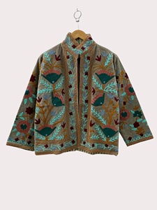 Veste en velours brodée Suzani, faite à la main, style bohème chic, manteau ethnique, vêtement d'extérieur vintage, vente en gros, veste bohème en velours - Product Image 2