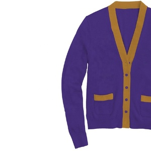 Cárdigan de punto con cuello en V en bloques de color morado y dorado para hermandades universitarias, estilo universitario para hombre con bolsillos - Product Image 4