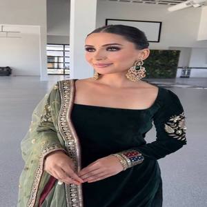 Ensemble Kurta Patiyala en velours pur VASTRA COTTAGE avec manches brodées, pantalon en coton cousu et dupatta en tulle papillon - Product Image 2