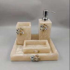 Ensemble d'accessoires de salle de bain en résine marbrée beige à prix réduit, avec distributeur de savon, porte-brosse à dents, porte-savon et plateau de vanité - Product Image 1