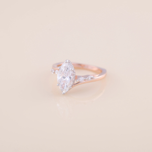 แหวนหมั้นเพชรทรงมาร์คีส์แบบเฮโล ได้รับการรับรองจาก IGI ตัวเรือนทองคำ 18K สีโรสโกลด์ / ไวท์โกลด์ และสีเหลืองทอง - Product Image 3